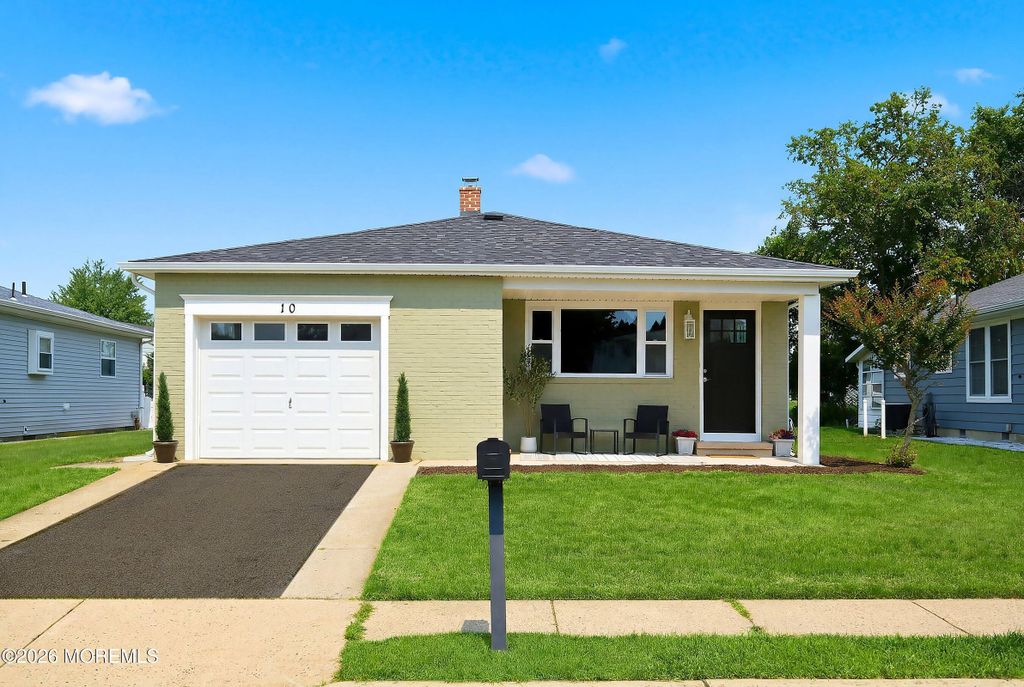 10 Seville Place, Toms River, NJ 08757