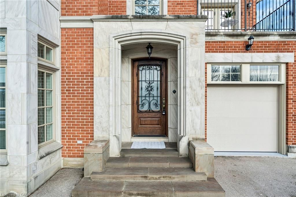 7 Rollins Place, Etobicoke, ON M9B 3Y4