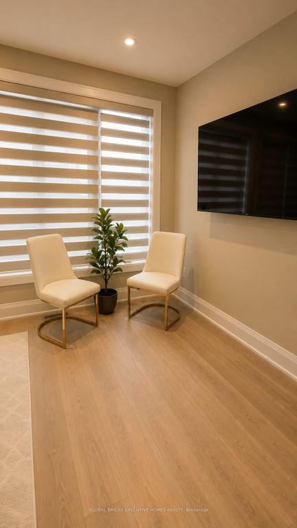 25A Pine Avenue N, Mississauga, ON L5H 2P9