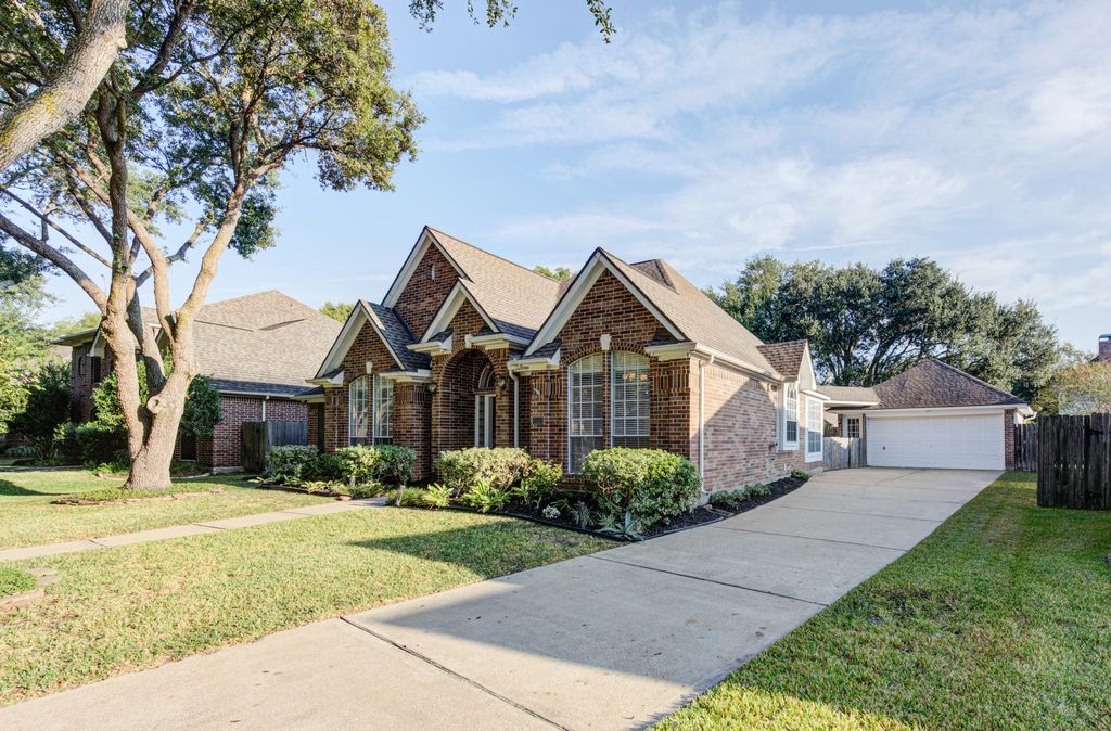 1315 Crescent Parkway Court, Houston, TX 77094