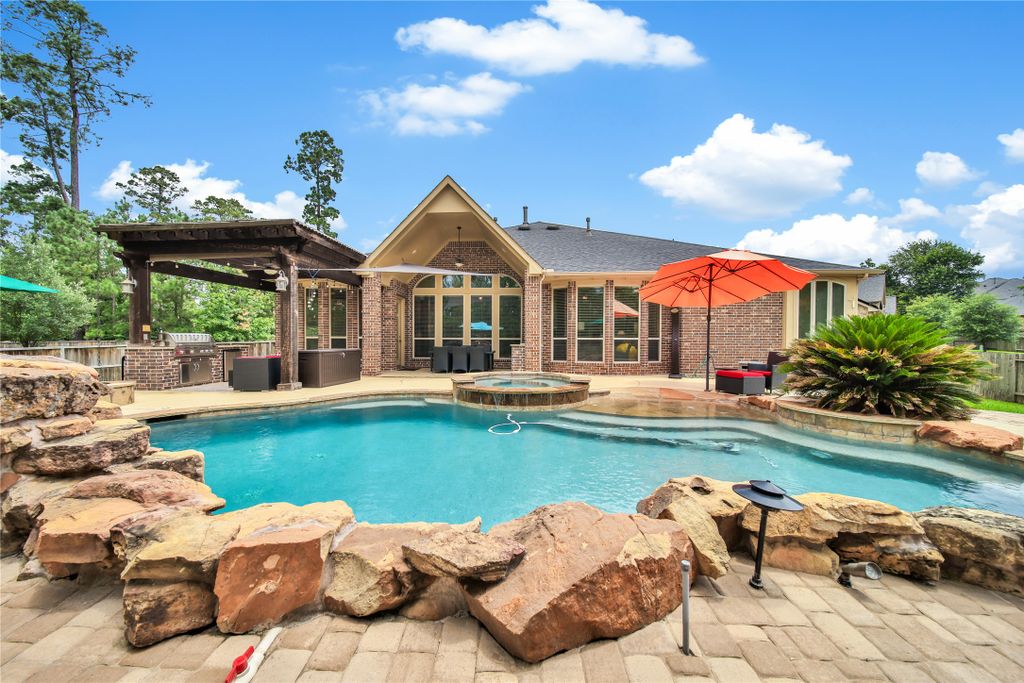 219 Fox Squirrel Court, Pinehurst, TX 77362