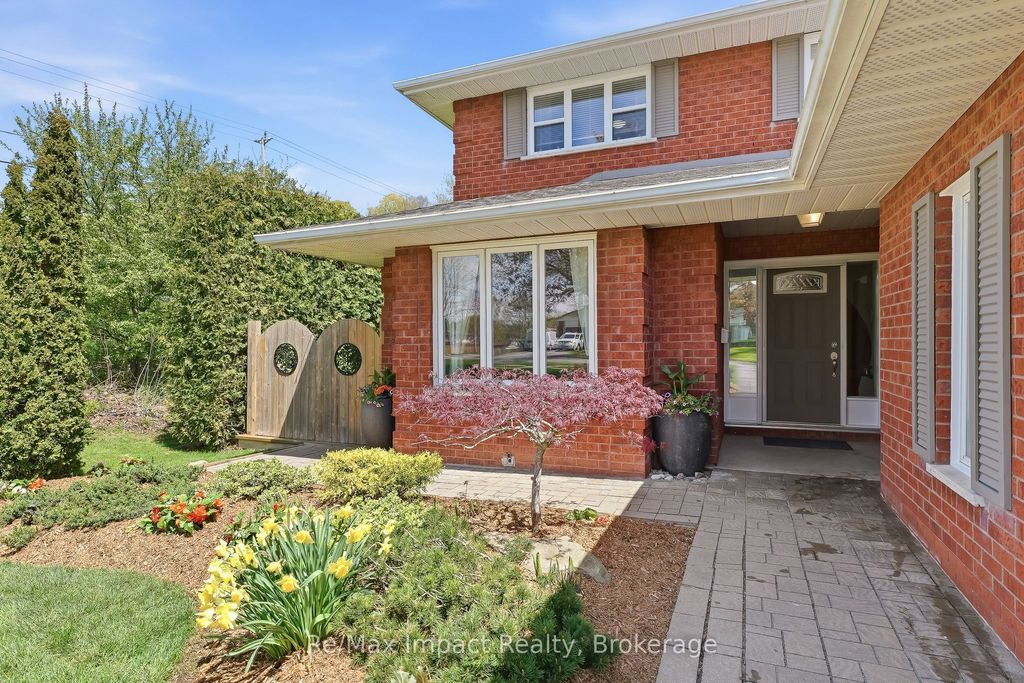 293 Blue Heron Drive #sq feet, Oshawa, ON L1G 6X7