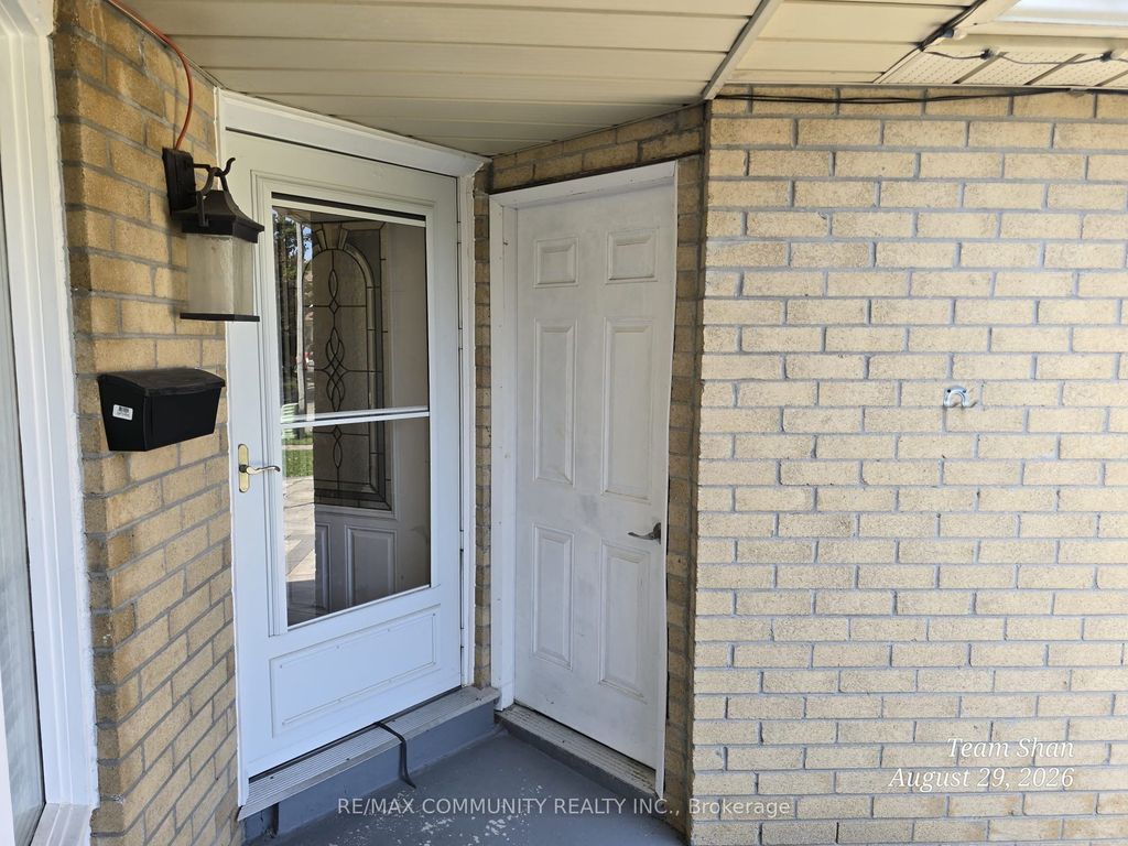 52 Noake Crescent Main, Ajax, ON L1T 3L5
