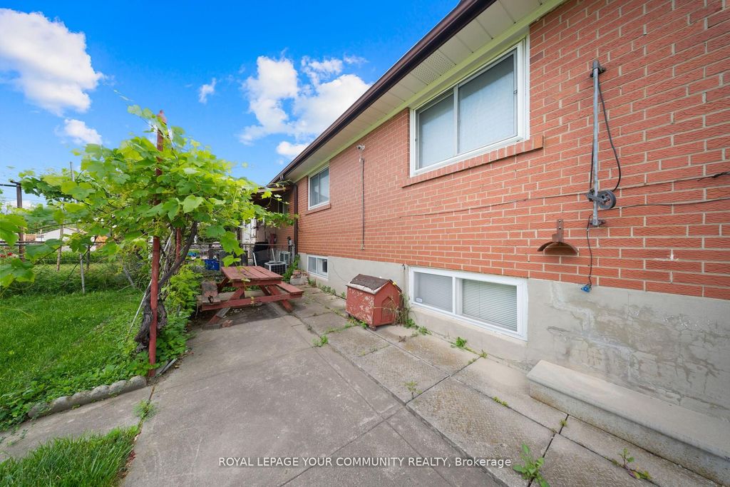 50 Felan Crescent, Toronto W10, ON M9V 3A3
