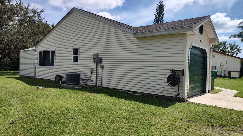 1425 SE North Balcourt Court, Port St Lucie, FL 34952
