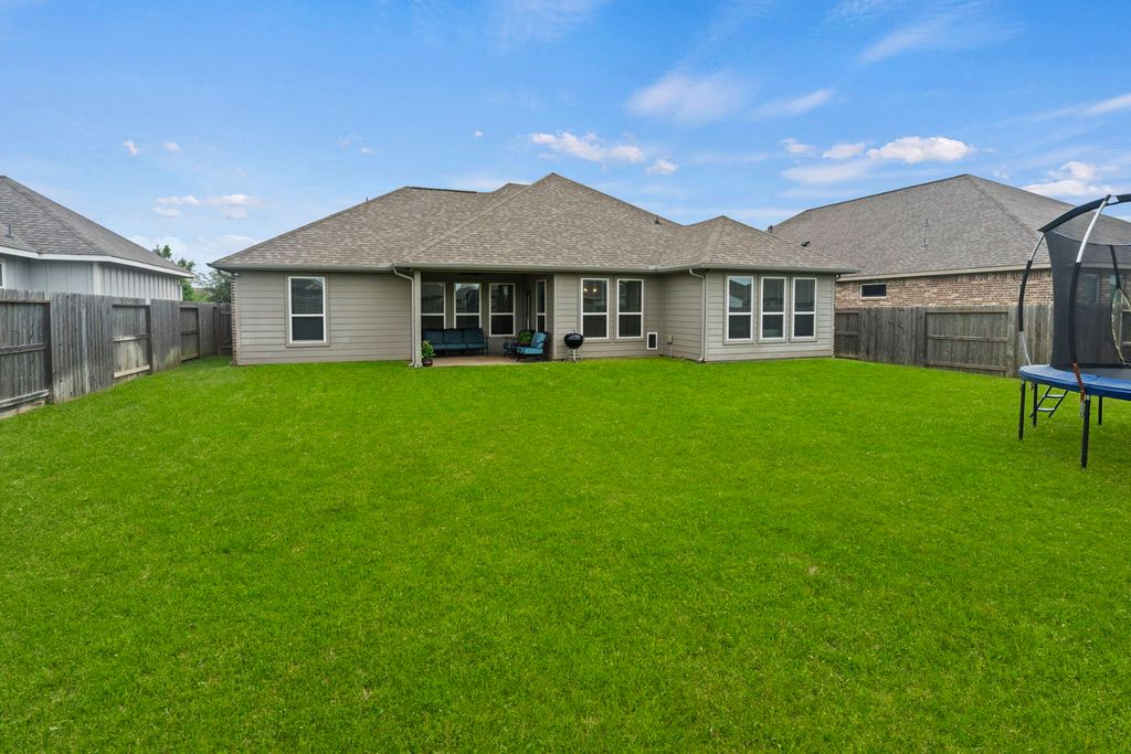 426 Hunters Crossing Drive, Sealy, TX 77474