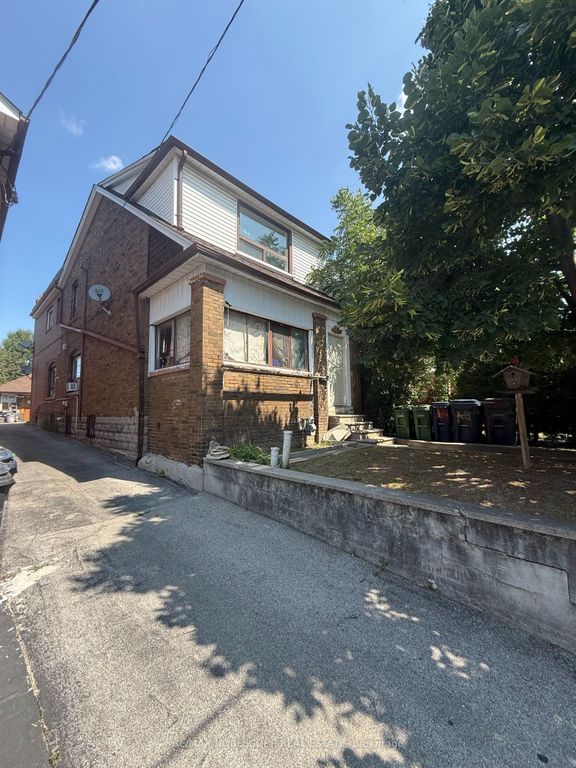 64 Ashburnham Road, Toronto W03, ON M6H 2K5