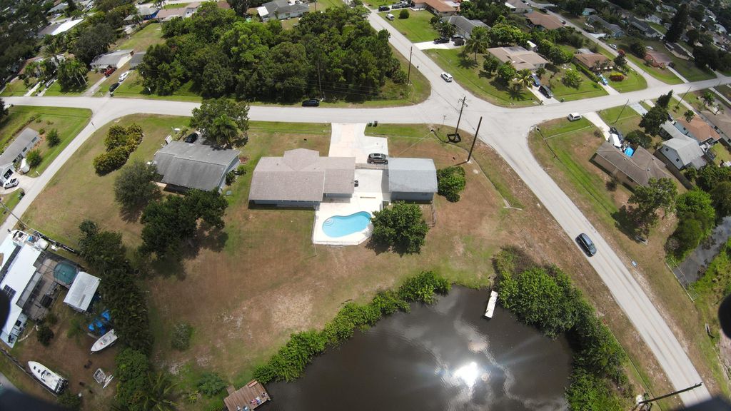 709 SE Fallon Drive, Port St Lucie, FL 34983